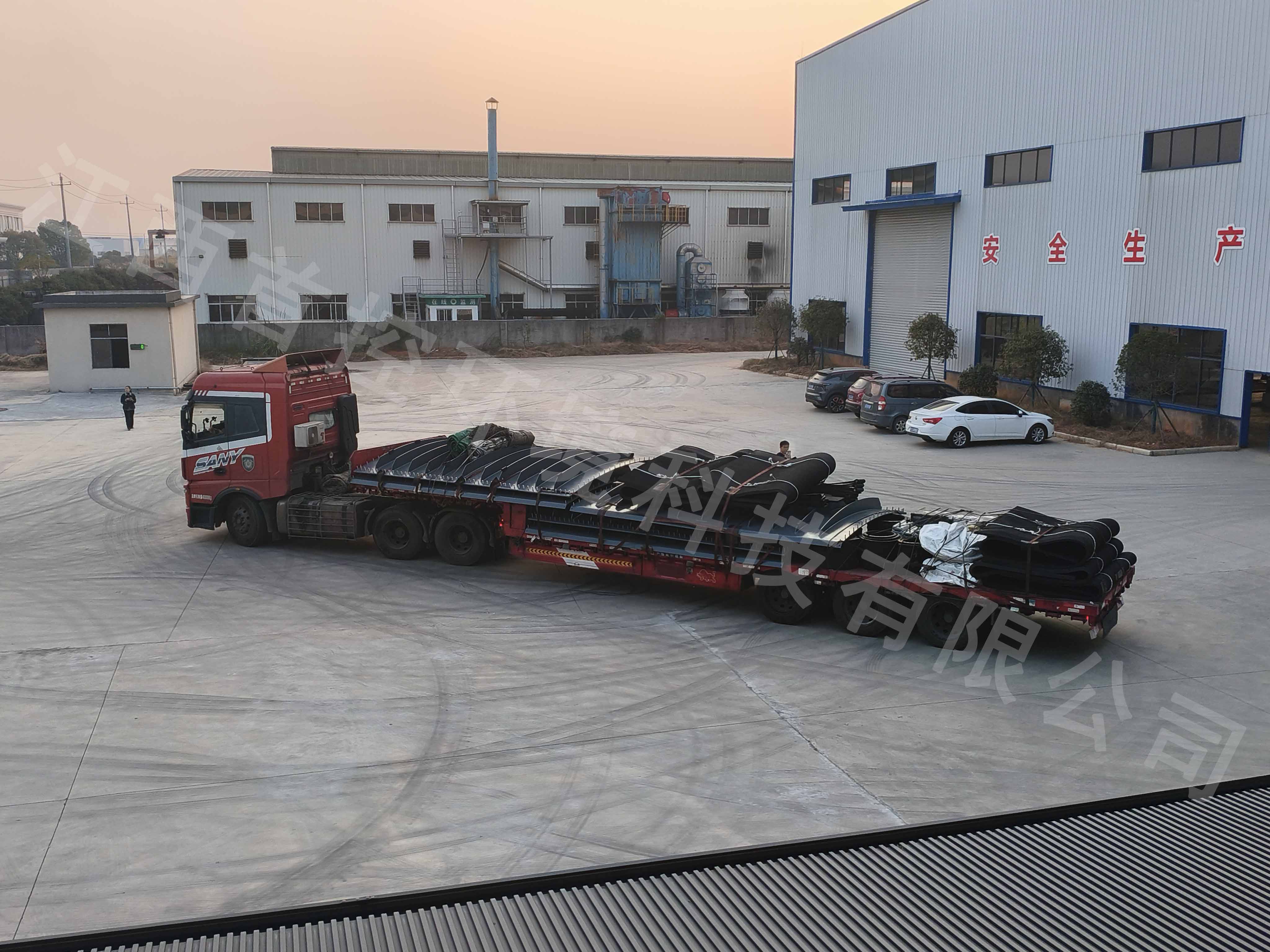 捷报频传！我司五条气盾坝顺利发货，专业团队随行护航